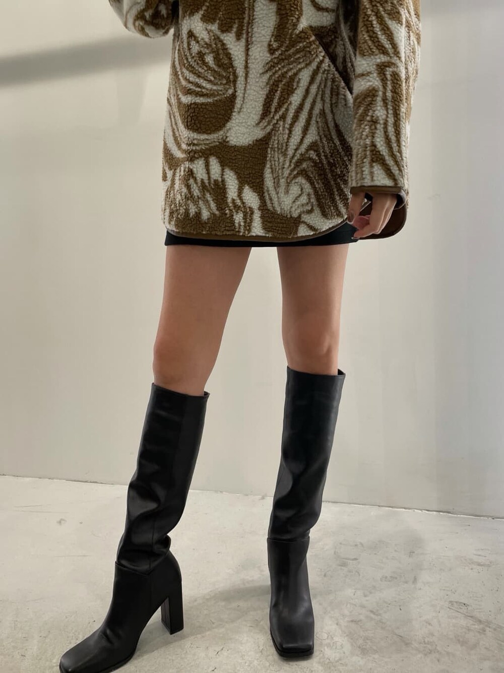 ブラック系のブーツ、その他のその他トップスを着用したレディースの秋コーディネートの7枚目の写真