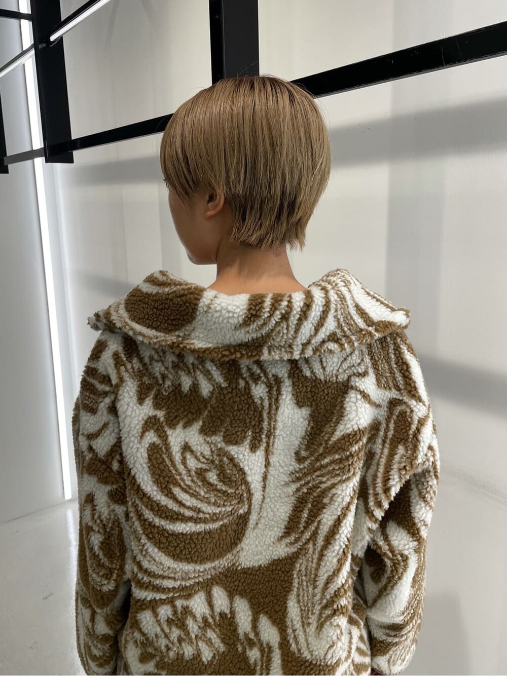 ブラック系のブーツ、その他のその他トップスを着用したレディースの秋コーディネートの6枚目の写真