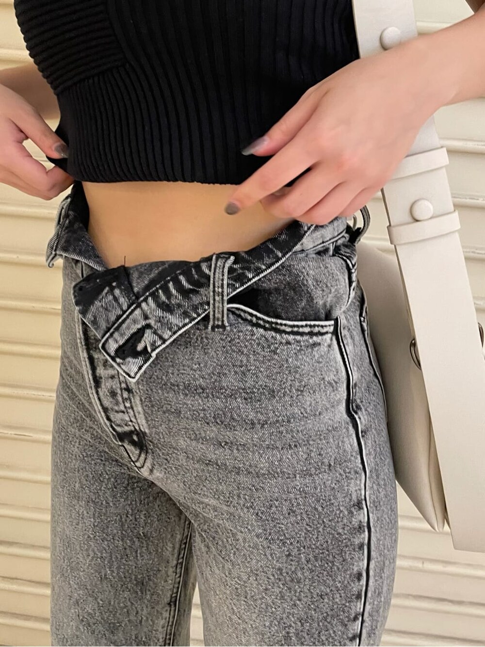 ホワイト系のショルダーバッグ、ホワイト系のサンダル、ブラック系のデニムパンツを着用したレディースの夏コーディネートの5枚目の写真