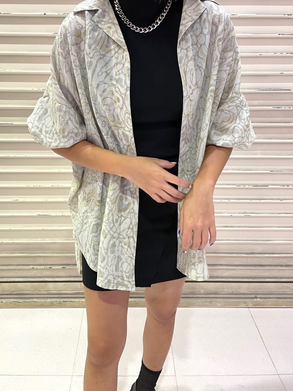 その他のシャツ/ブラウス、ブラック系のサンダル、ブラック系のTシャツ/カットソーを着用したレディースの夏コーディネートの5枚目の写真