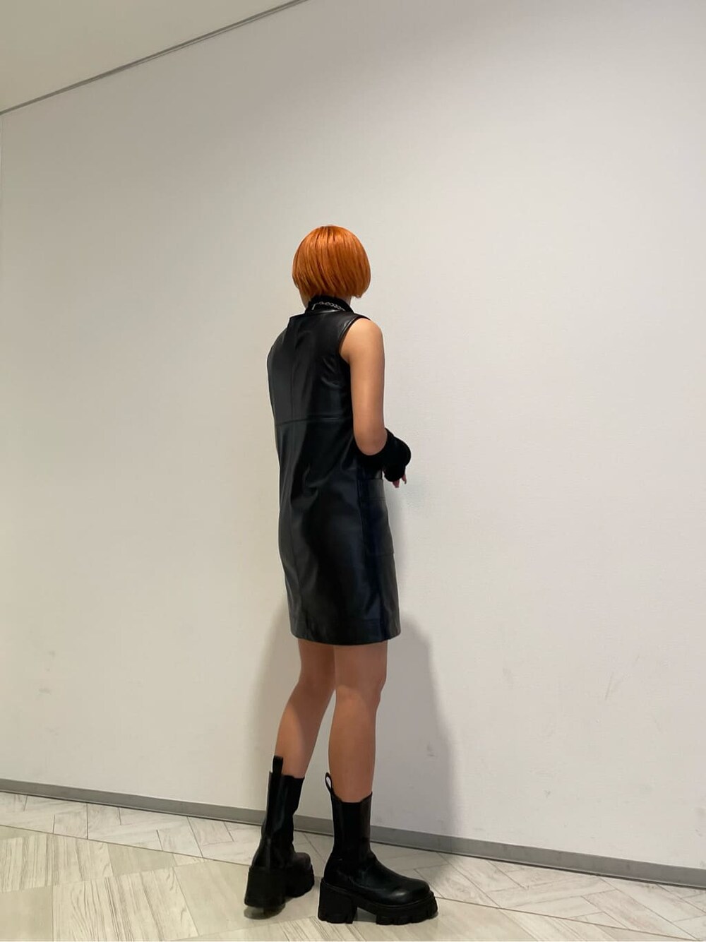 ブラック系のTシャツ/カットソー、ブラック系のワンピース、ブラック系のブーツを着用したレディースの夏コーディネートの3枚目の写真