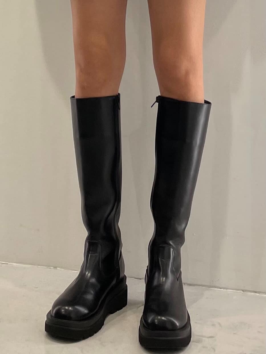 ブラック系のワンピース、その他のブルゾン、ブラック系のブーツを着用したレディースの秋コーディネートの8枚目の写真