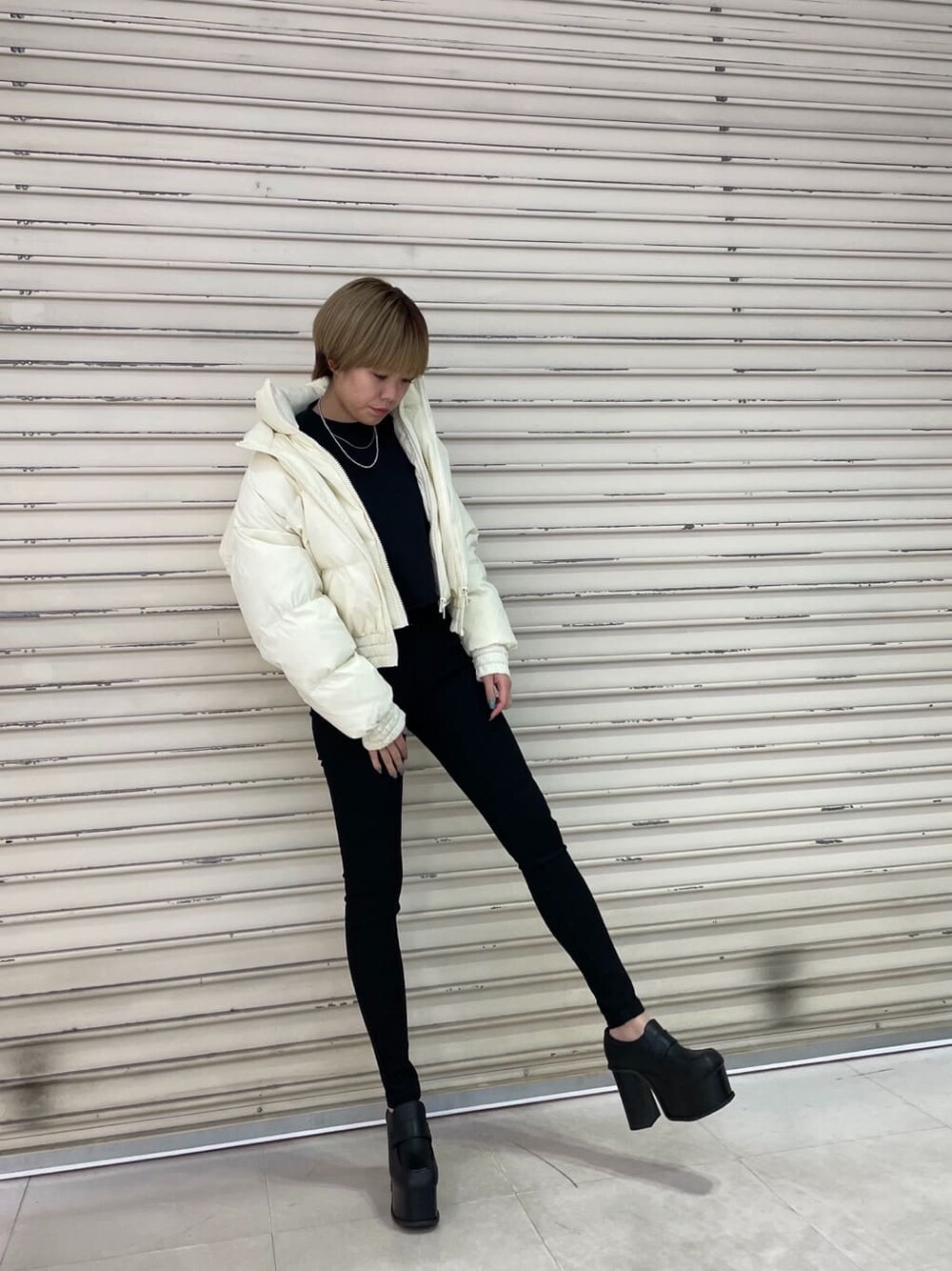 ブラック系のTシャツ/カットソー、ブラック系のデニムパンツ、ブラック系のローファーを着用したレディースの冬コーディネートの3枚目の写真