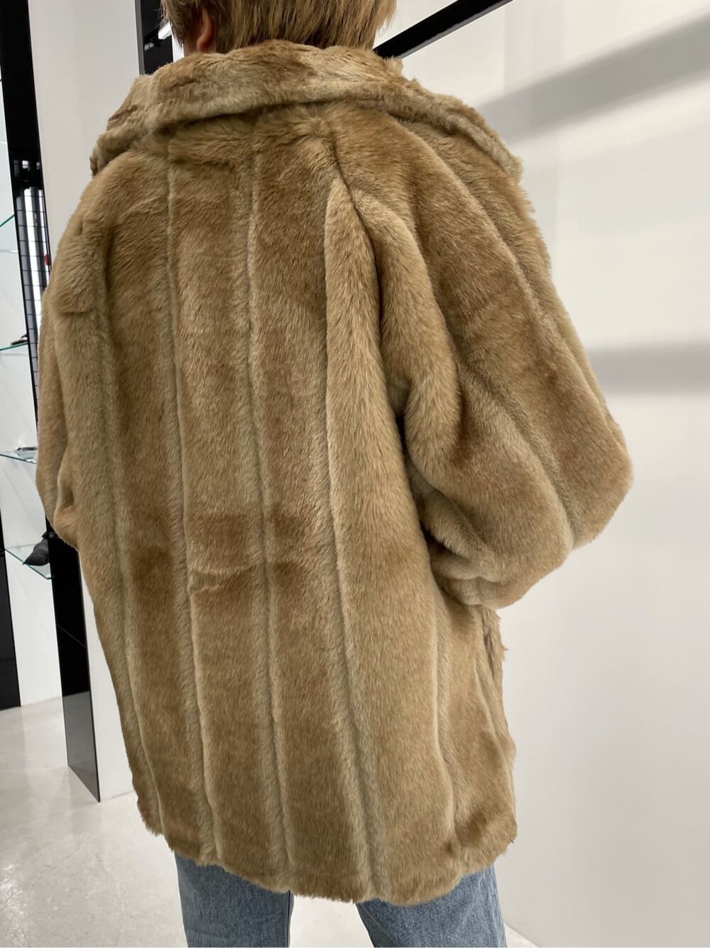 ブラック系のブーツ、ベージュ系のその他アウター、ブラック系のニット/セーターを着用したレディースの冬コーディネートの4枚目の写真