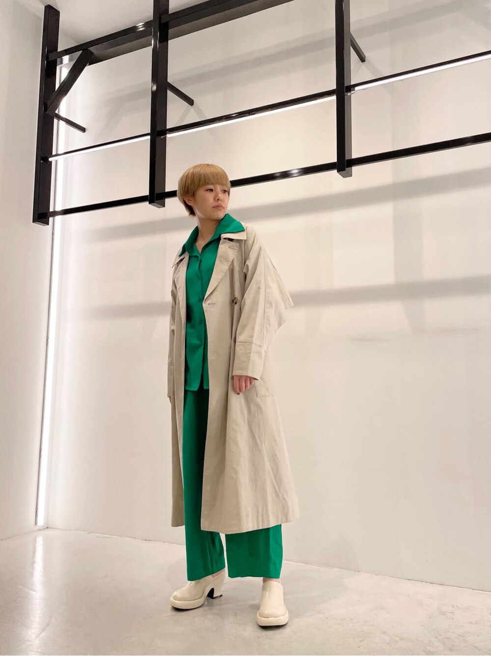 グリーン系のシャツ/ブラウス、グリーン系のその他パンツ、ベージュ系のトレンチコートを着用したレディースの冬コーディネートの4枚目の写真