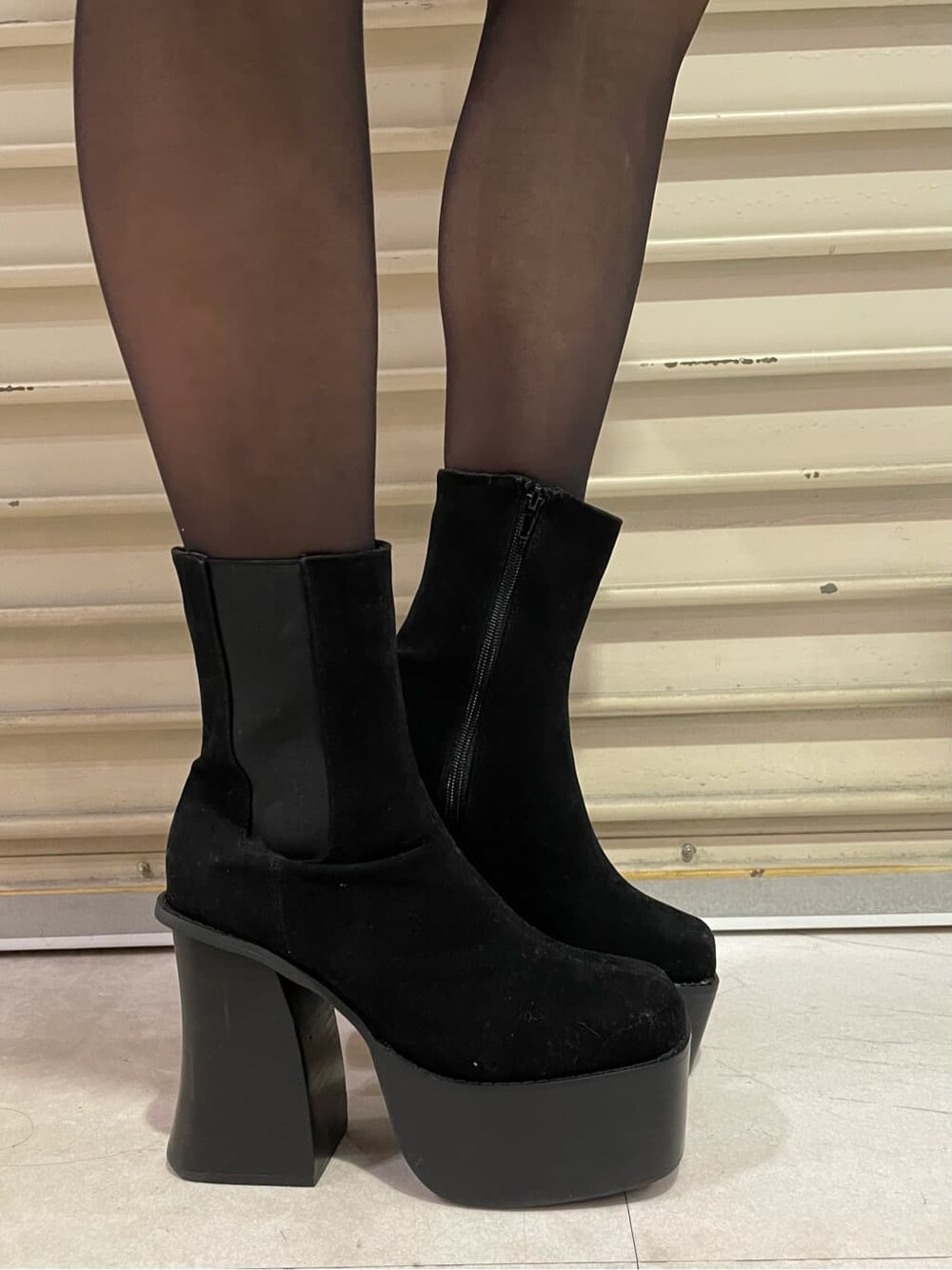 ブラック系のブーツ、ブラック系のスカート、ブラウン系のTシャツ/カットソーを着用したレディースの冬コーディネートの7枚目の写真