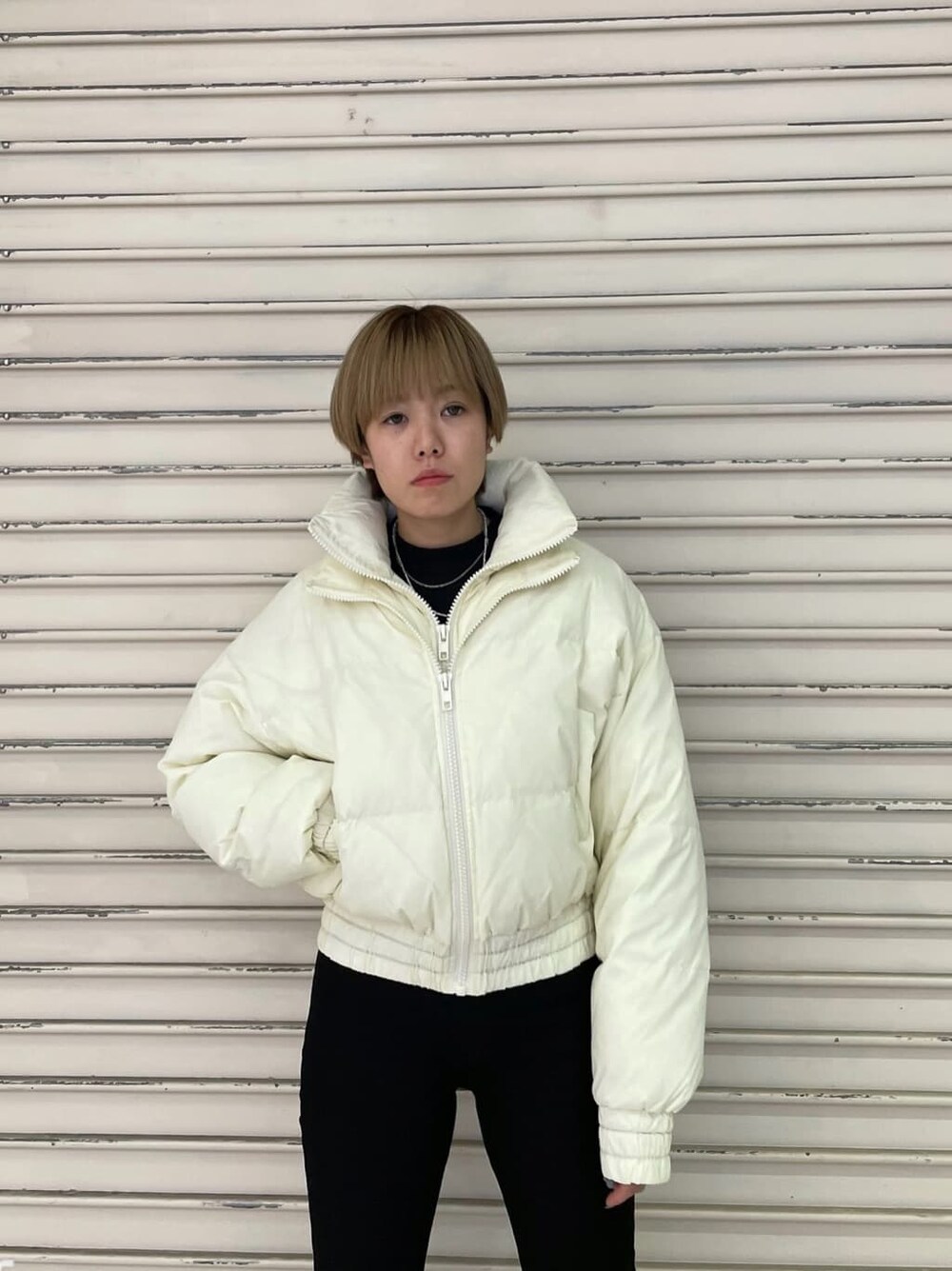 ブラック系のTシャツ/カットソー、ブラック系のデニムパンツ、ブラック系のローファーを着用したレディースの冬コーディネートの5枚目の写真