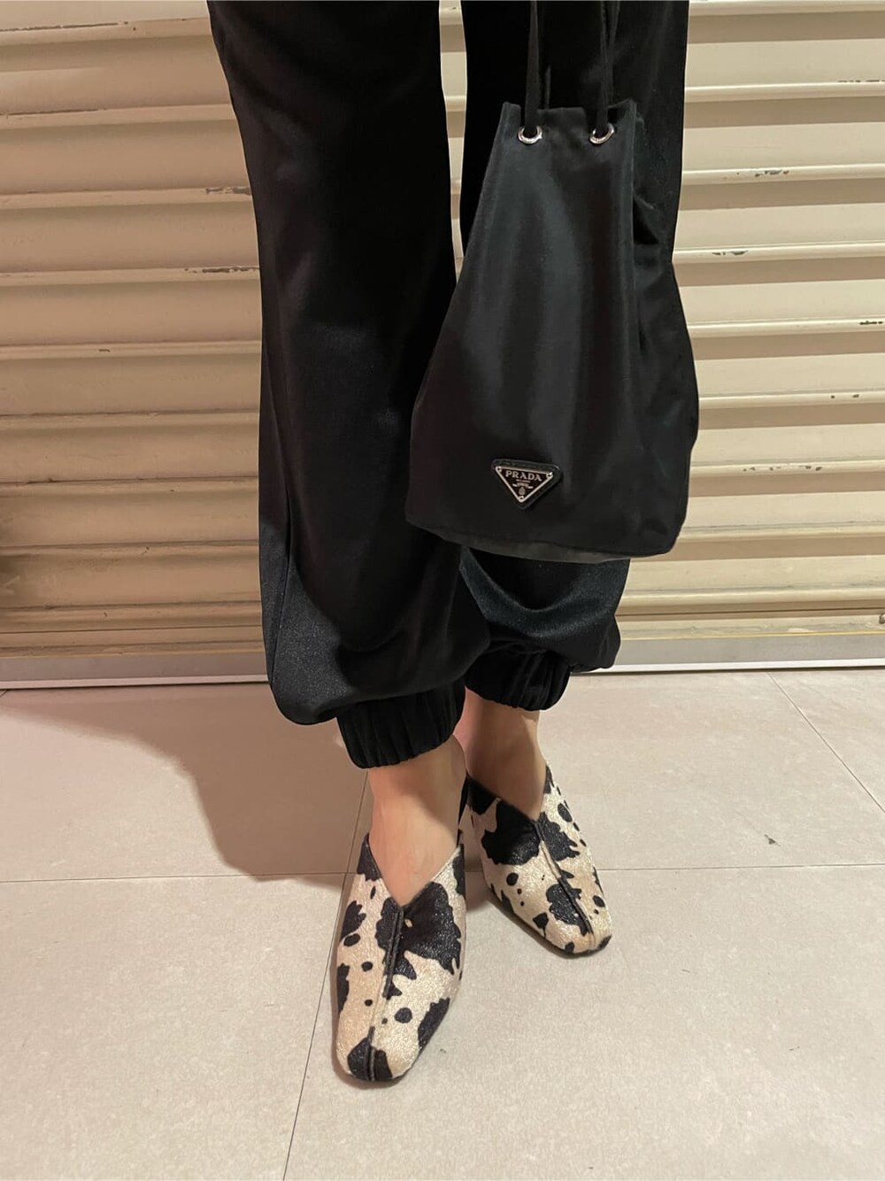 その他のパンプス、ブラック系のその他パンツ、ベージュ系のカーディガン/ボレロを着用したレディースの秋コーディネートの8枚目の写真