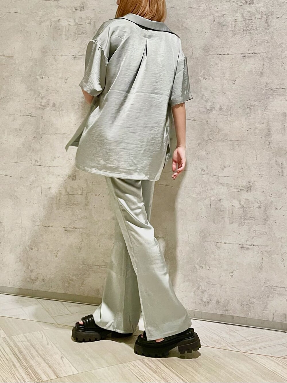 ブラック系のサンダル、グリーン系のシャツ/ブラウス、グリーン系のその他パンツを着用したレディースの夏コーディネートの2枚目の写真