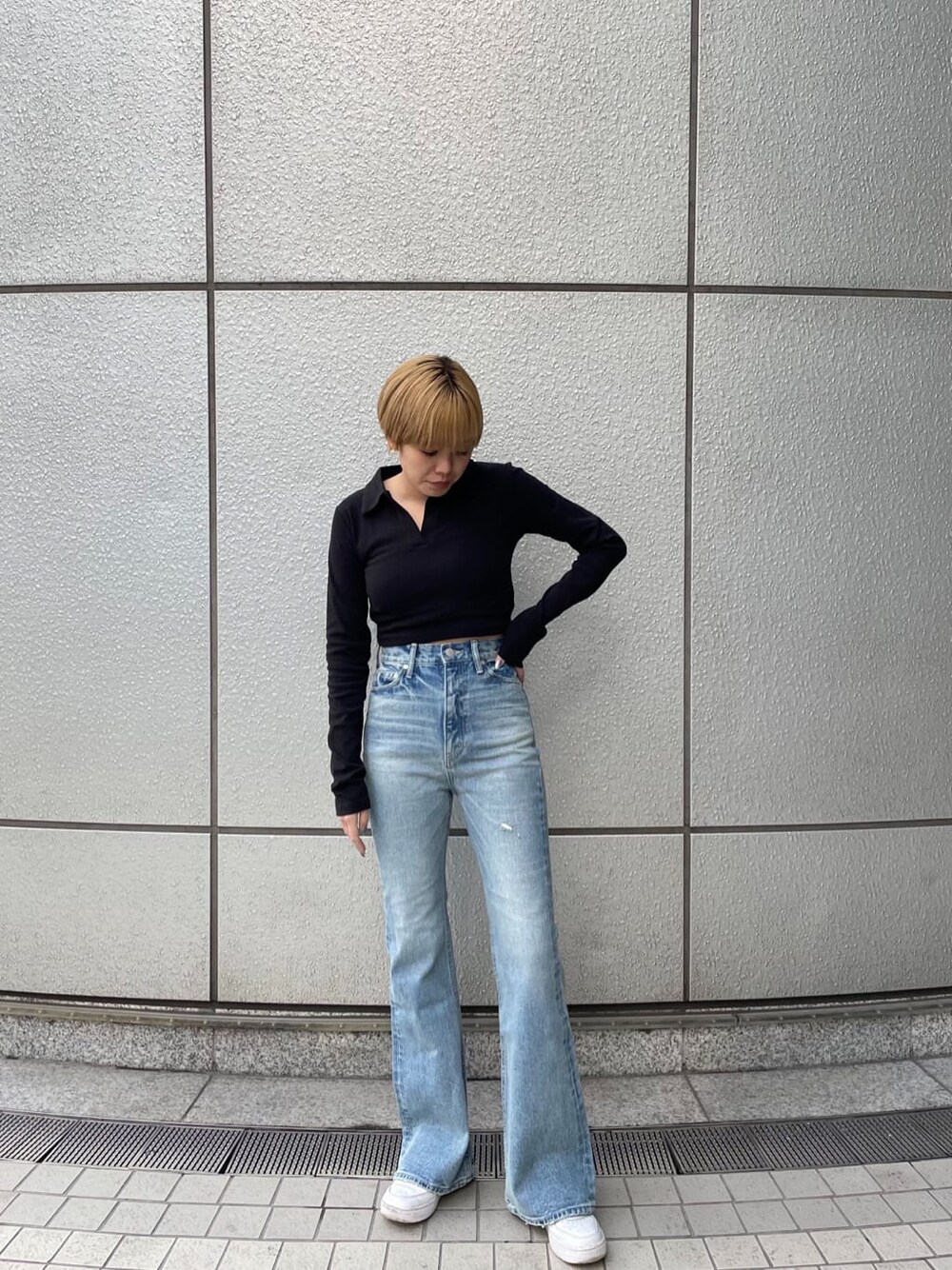 ブルー系のデニムパンツ、ブラック系のTシャツ/カットソーを着用したレディースの冬コーディネートの3枚目の写真