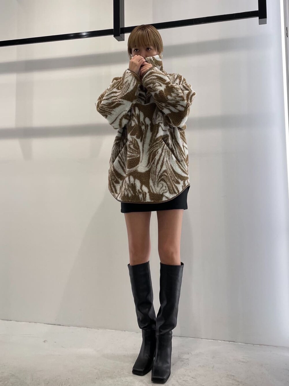 ブラック系のブーツ、その他のその他トップスを着用したレディースの秋コーディネートの2枚目の写真