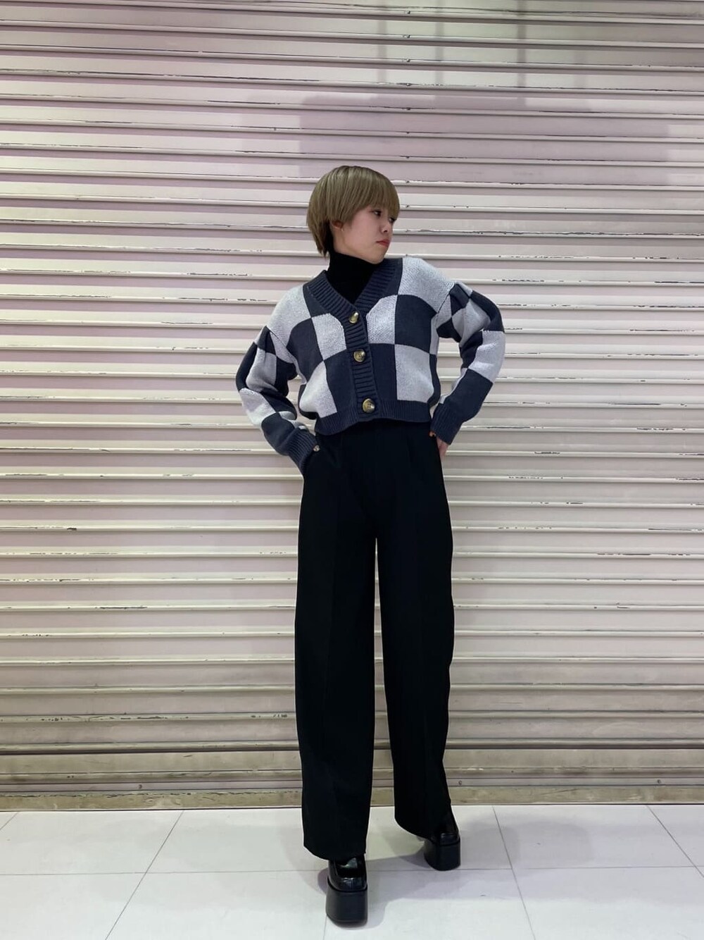 ブラック系のその他パンツ、ブラック系のニット/セーター、ブルー系のカーディガン/ボレロを着用したレディースの冬コーディネートの2枚目の写真