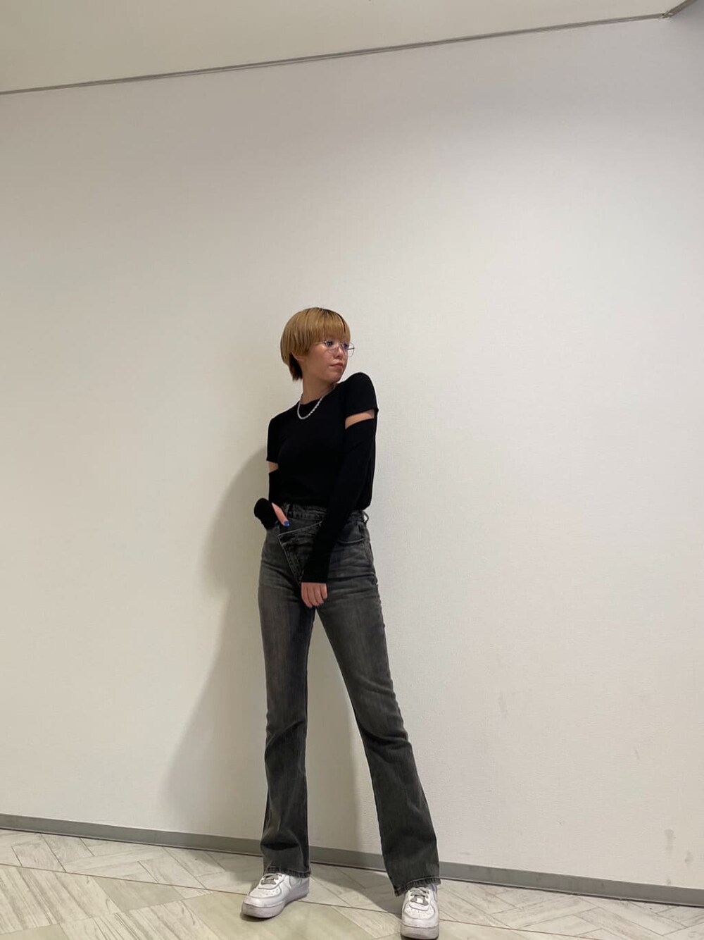 グレー系のデニムパンツ、ブラック系のTシャツ/カットソー、ブラック系のメガネを着用したレディースの春コーディネートの3枚目の写真