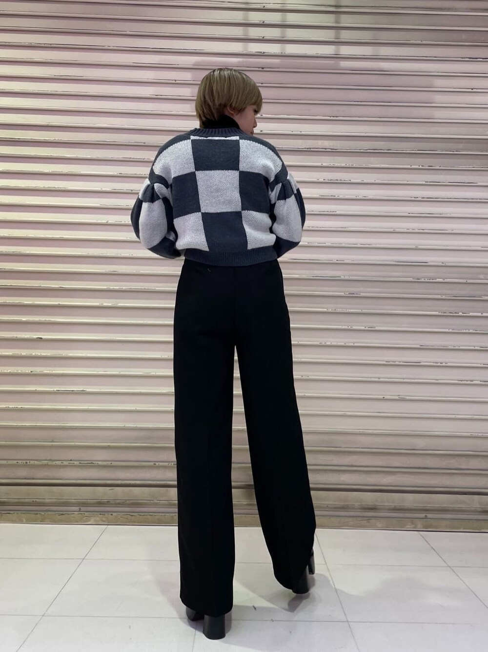 ブラック系のその他パンツ、ブラック系のニット/セーター、ブルー系のカーディガン/ボレロを着用したレディースの冬コーディネートの5枚目の写真