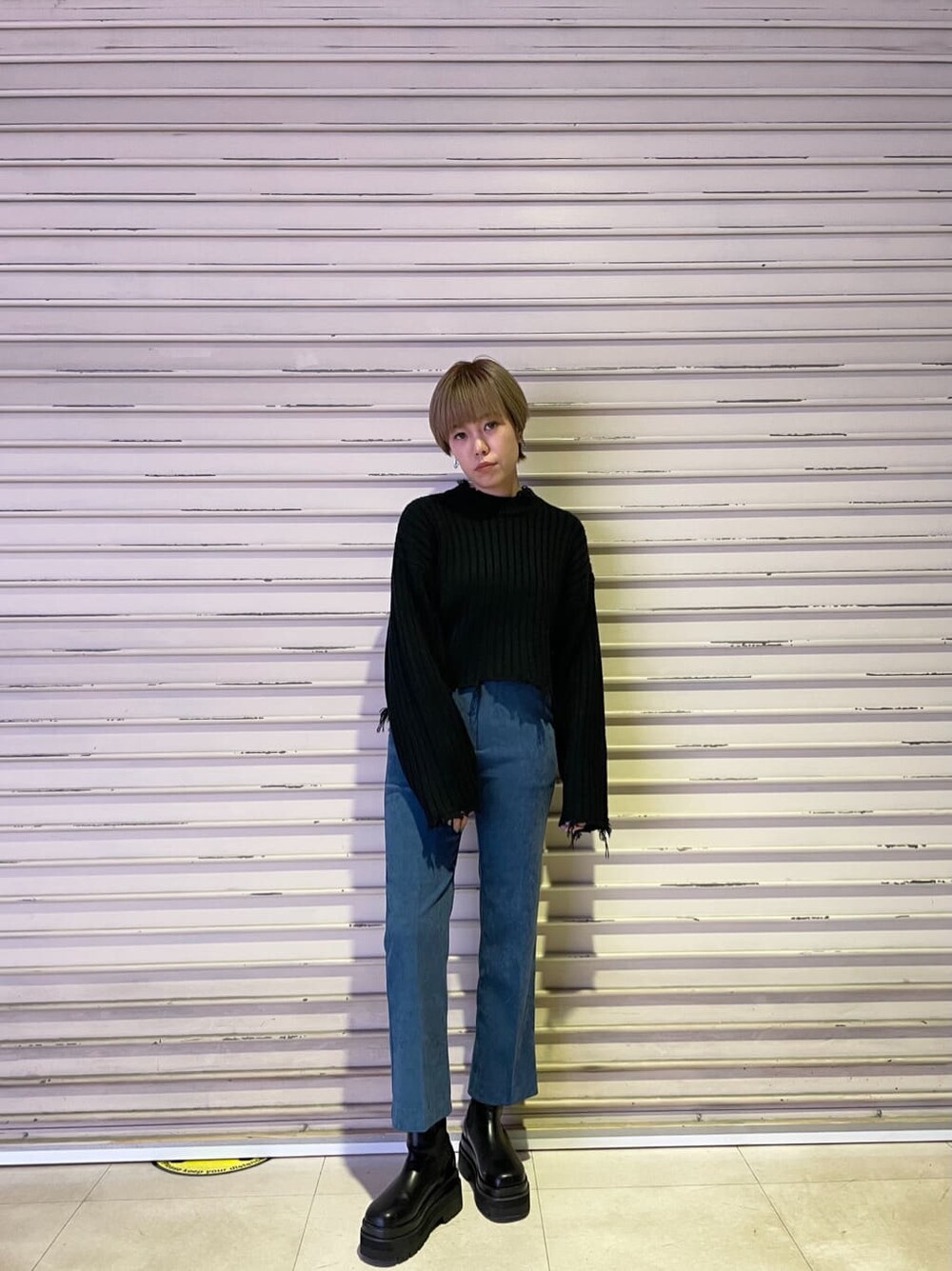 ブラック系のニット/セーター、ブルー系のその他パンツを着用したレディースの秋コーディネートの2枚目の写真