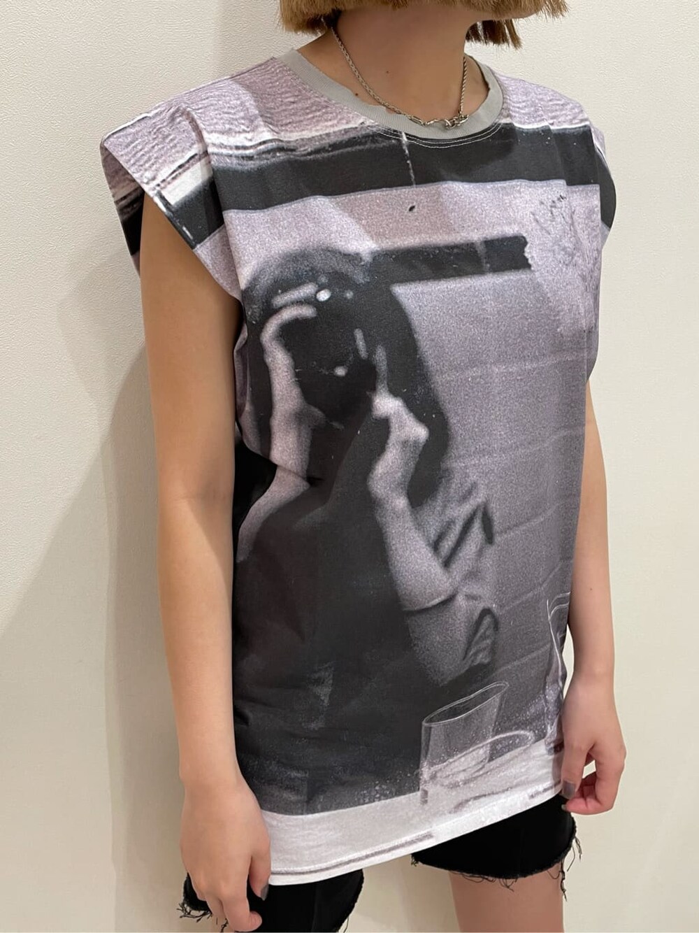 ブラック系のサンダル、ブルー系のデニムパンツ、グレー系のTシャツ/カットソーを着用したレディースの夏コーディネートの2枚目の写真