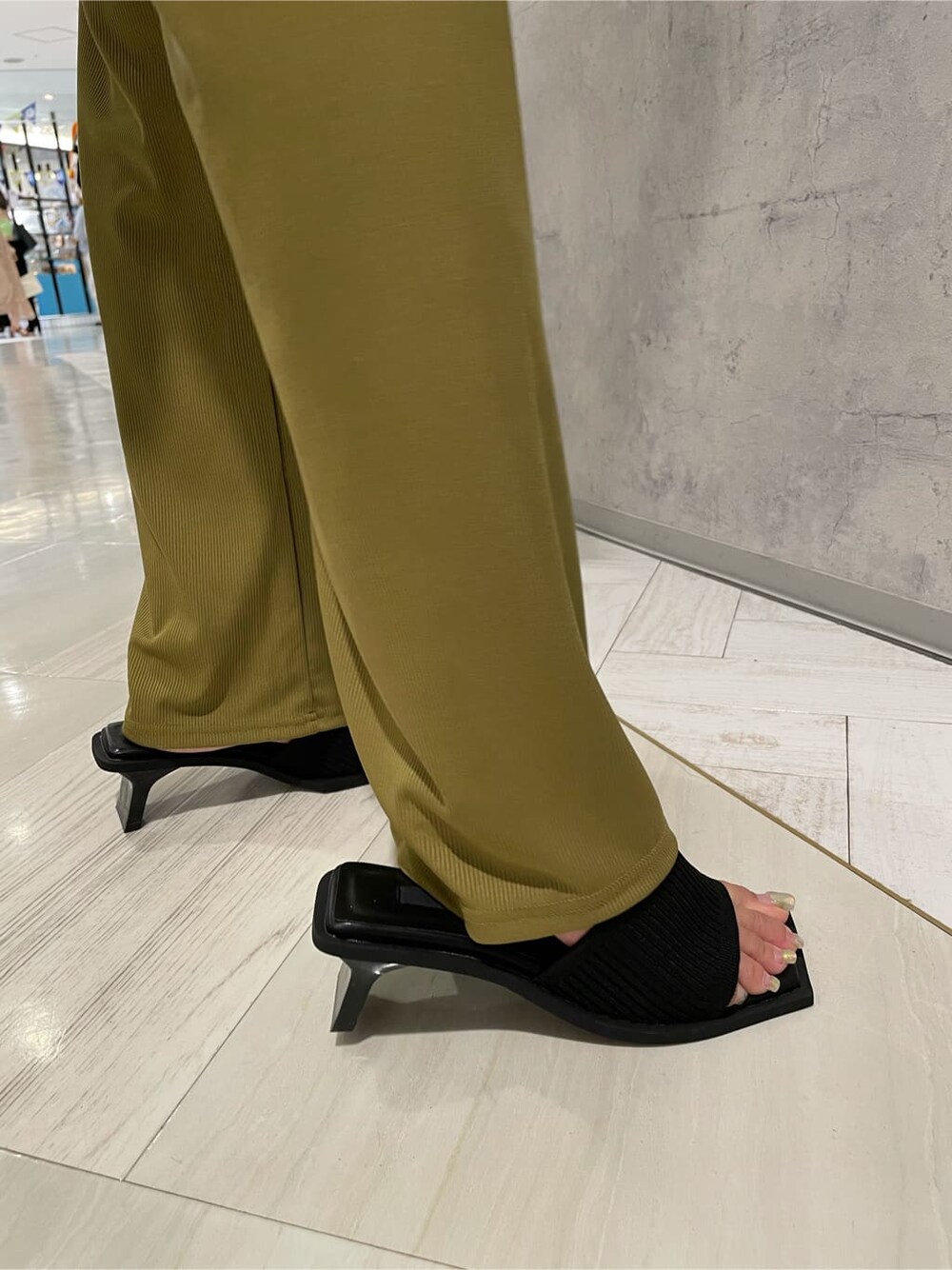 イエロー系のその他パンツ、ブラック系のサンダル、ブラック系のTシャツ/カットソーを着用したレディースの夏コーディネートの7枚目の写真