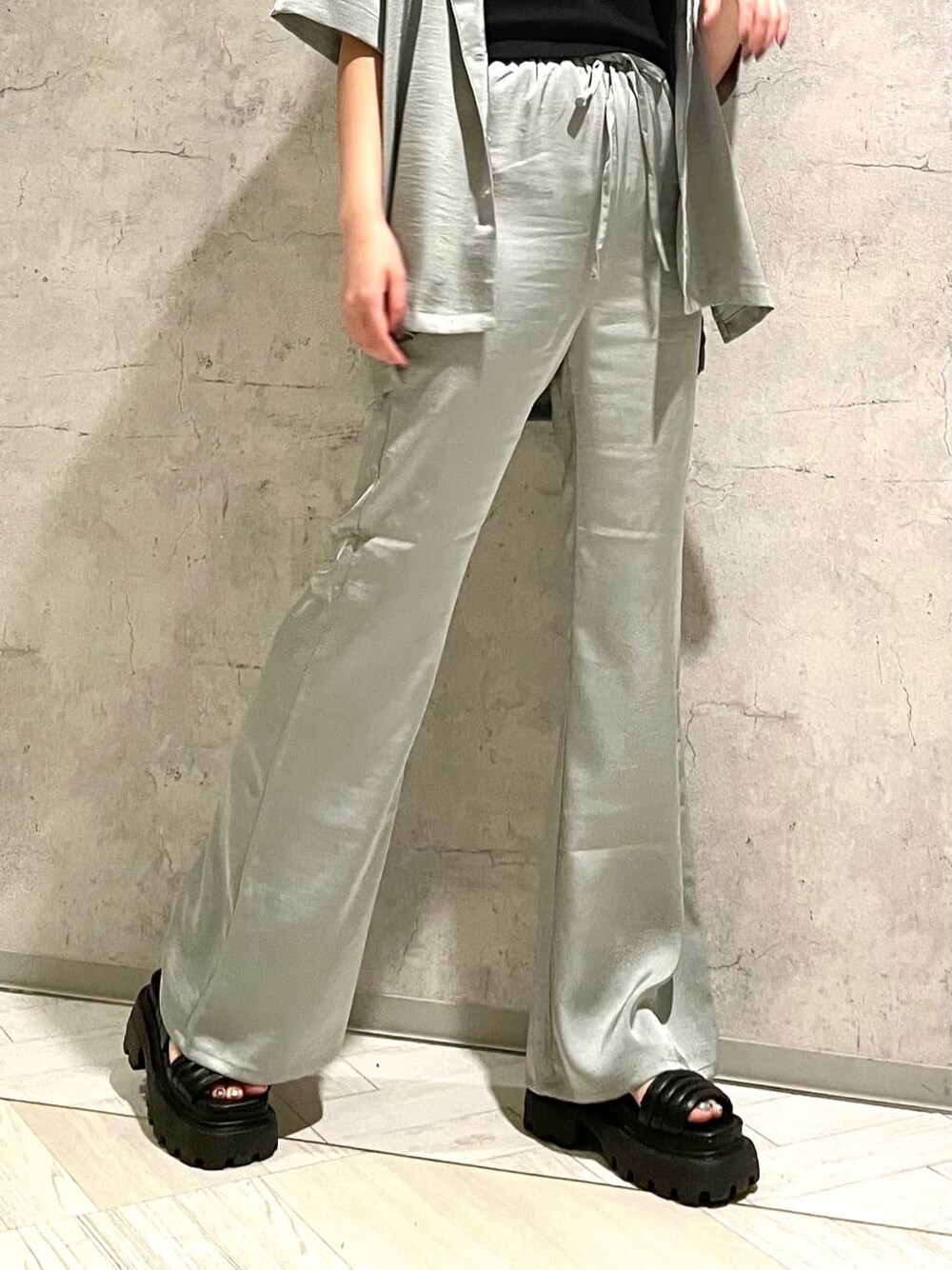 ブラック系のサンダル、グリーン系のシャツ/ブラウス、グリーン系のその他パンツを着用したレディースの夏コーディネートの3枚目の写真