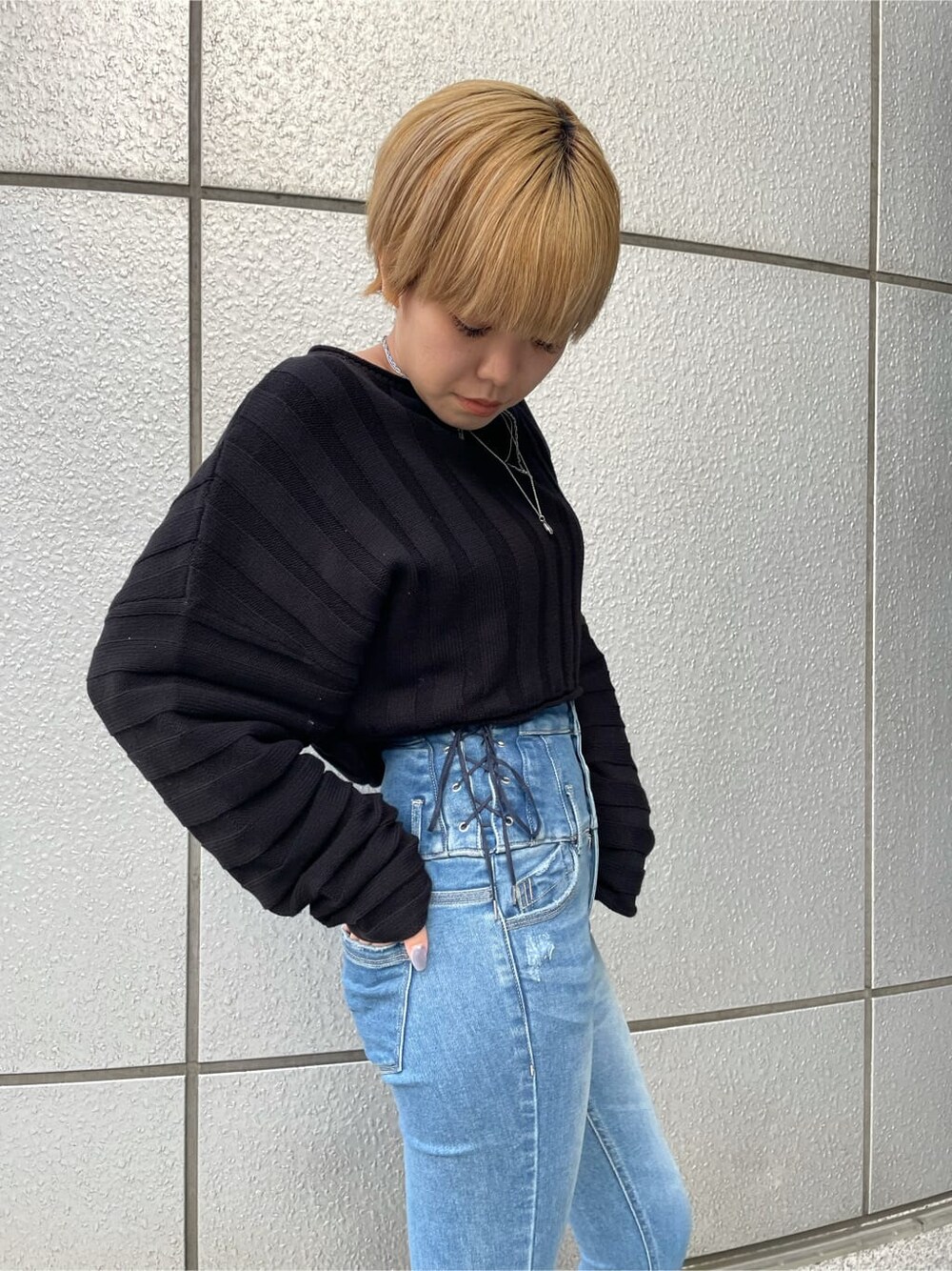 ブラック系のニット/セーター、ブラック系のローファー、ブルー系のデニムパンツを着用したレディースの冬コーディネートの5枚目の写真