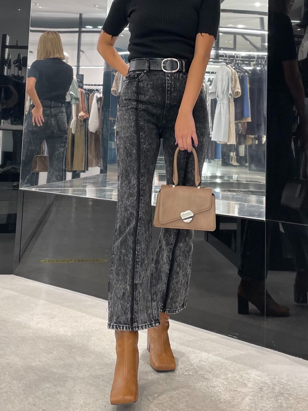 ブラウン系のブーツ、ブラウン系のハンドバッグ、ブラック系のニット/セーターを着用したレディースの夏コーディネートの3枚目の写真