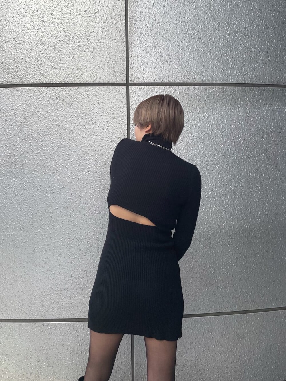 ブラック系のワンピース、その他のムートンコート、ブラック系のブーツを着用したレディースの冬コーディネートの6枚目の写真