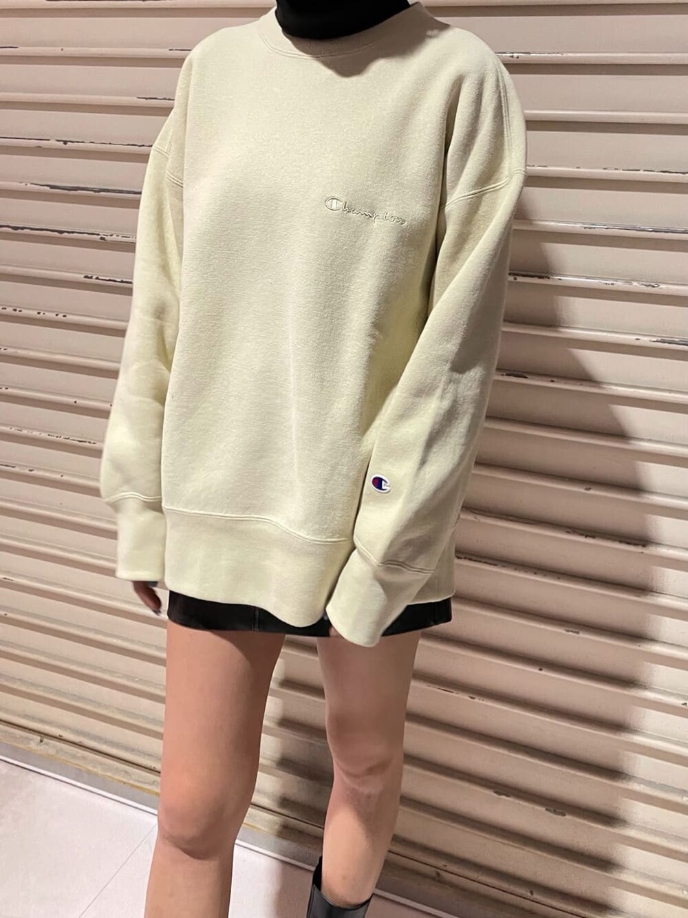 ベージュ系のスウェット、ブラック系のスカートを着用したレディースの冬コーディネートの6枚目の写真