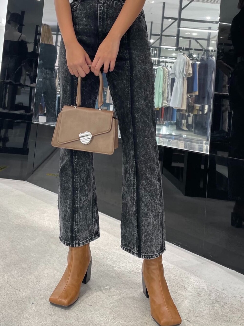 ブラウン系のブーツ、ブラウン系のハンドバッグ、ブラック系のニット/セーターを着用したレディースの夏コーディネートの4枚目の写真