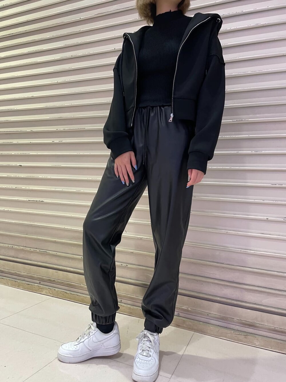 ブラック系のニット/セーター、ブラック系のパーカーを着用したレディースの秋コーディネートの3枚目の写真