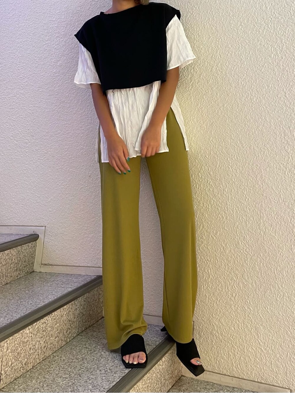 イエロー系のその他パンツ、ブラック系のサンダル、ブラック系のTシャツ/カットソーを着用したレディースの夏コーディネートの2枚目の写真