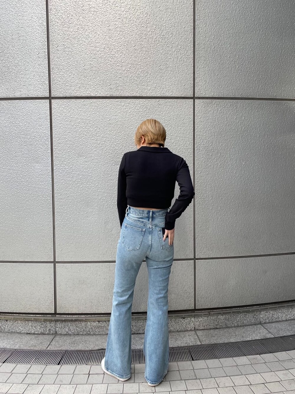 ブルー系のデニムパンツ、ブラック系のTシャツ/カットソーを着用したレディースの冬コーディネートの4枚目の写真