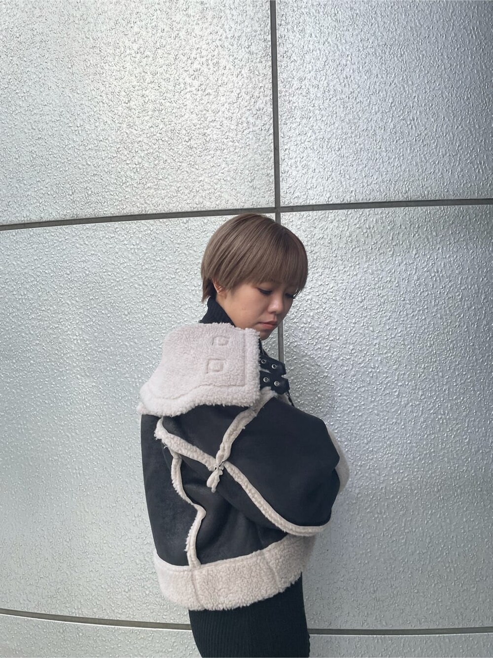 ブラック系のワンピース、その他のムートンコート、ブラック系のブーツを着用したレディースの冬コーディネートの4枚目の写真