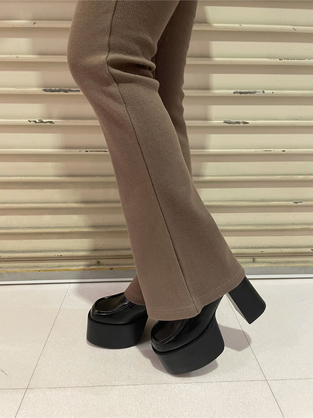 ブラック系のローファー、ブラック系のニット/セーター、ブラウン系のその他パンツを着用したレディースの冬コーディネートの7枚目の写真