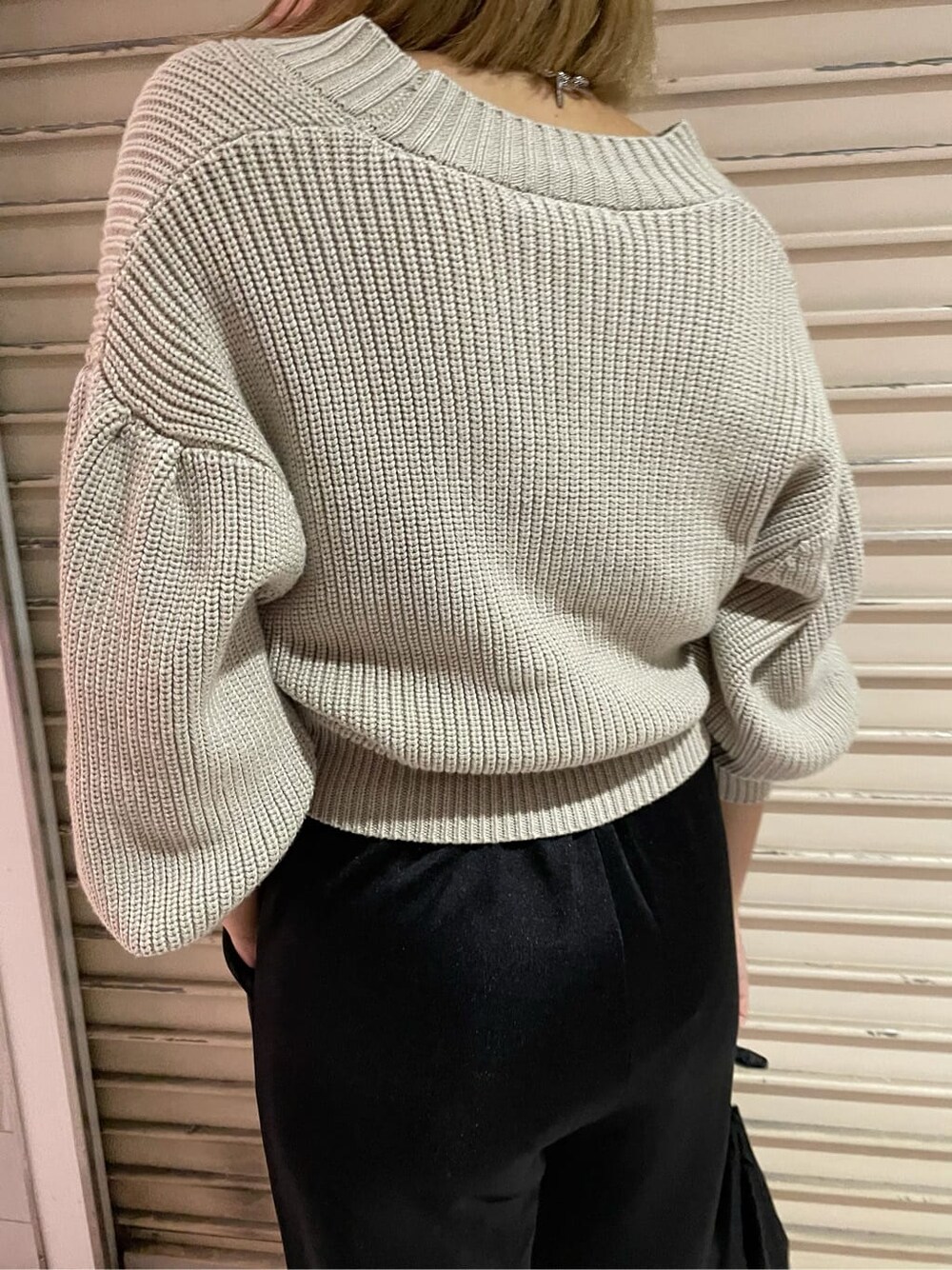 その他のパンプス、ブラック系のその他パンツ、ベージュ系のカーディガン/ボレロを着用したレディースの秋コーディネートの7枚目の写真