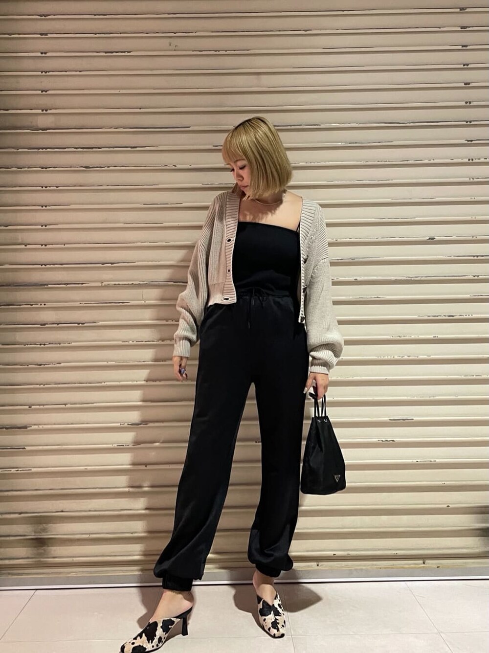 その他のパンプス、ブラック系のその他パンツ、ベージュ系のカーディガン/ボレロを着用したレディースの秋コーディネートの3枚目の写真