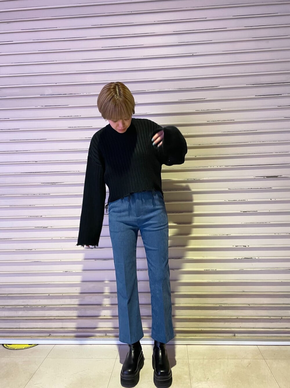 ブラック系のニット/セーター、ブルー系のその他パンツを着用したレディースの秋コーディネートの3枚目の写真