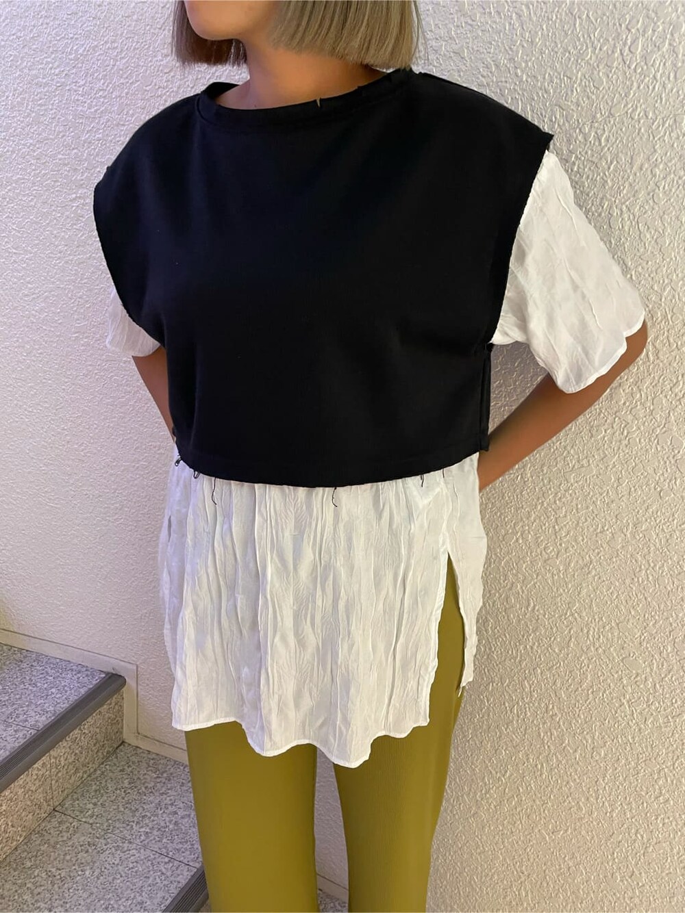 イエロー系のその他パンツ、ブラック系のサンダル、ブラック系のTシャツ/カットソーを着用したレディースの夏コーディネートの5枚目の写真