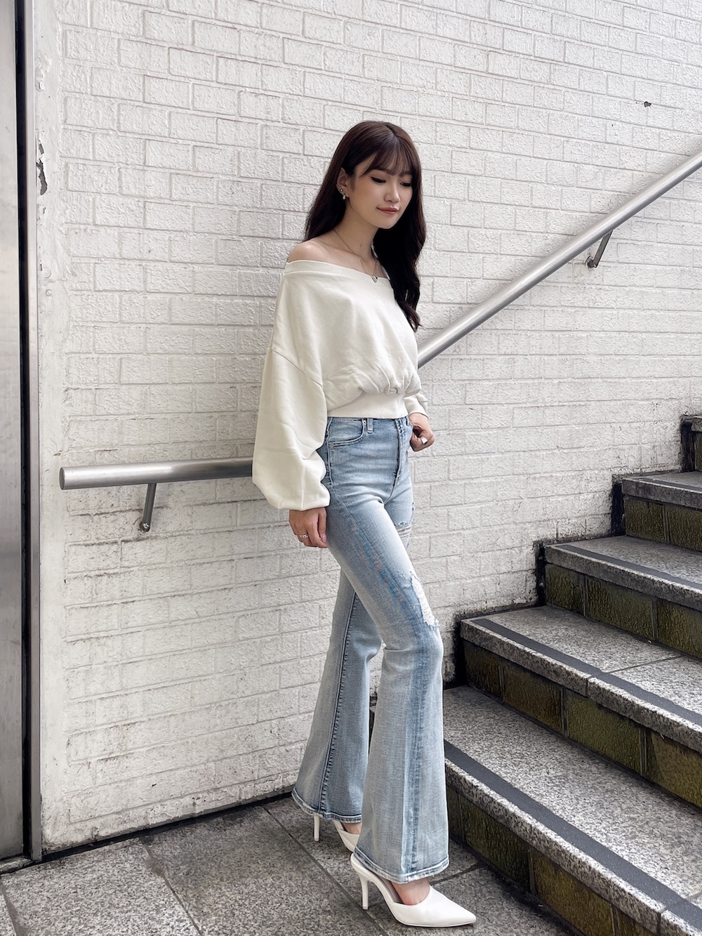 「GYDAのSymmetry GYDAピグメントオフショルスウェットTOPS（スウェット、ホワイト系）」を使った、ichiさん（レディース・156cm）の夏コーディネートの2枚目の写真