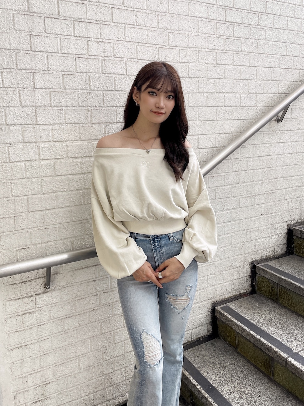 「GYDAのSymmetry GYDAピグメントオフショルスウェットTOPS（スウェット、ホワイト系）」を使った、ichiさん（レディース・156cm）の夏コーディネートの4枚目の写真