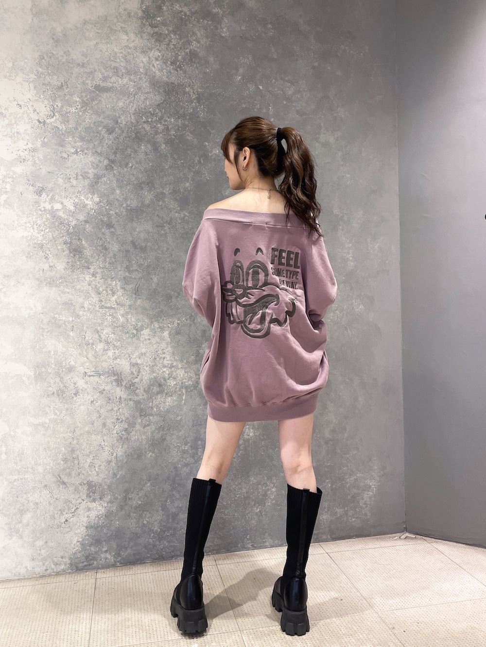 「GYDAのFEEL BUNNY VネックスウェットTOPS（スウェット、ピンク系）」を使った、ichiさん（レディース・156cm）の秋コーディネートの3枚目の写真