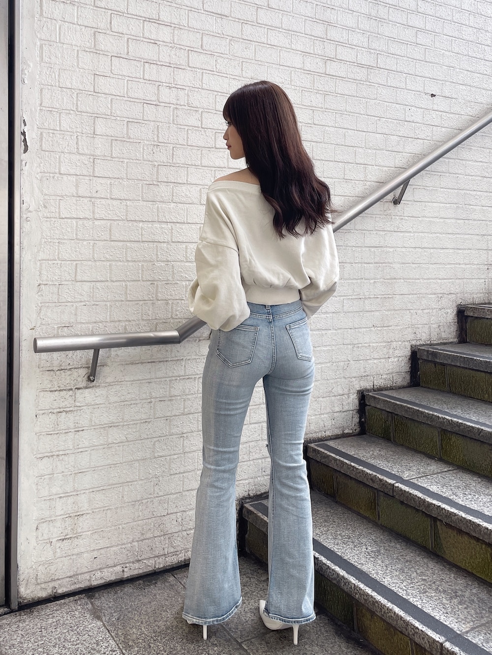 「GYDAのSymmetry GYDAピグメントオフショルスウェットTOPS（スウェット、ホワイト系）」を使った、ichiさん（レディース・156cm）の夏コーディネートの3枚目の写真