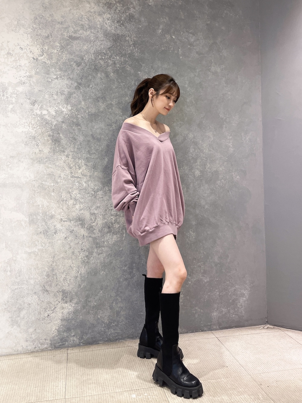 「GYDAのFEEL BUNNY VネックスウェットTOPS（スウェット、ピンク系）」を使った、ichiさん（レディース・156cm）の秋コーディネートの2枚目の写真