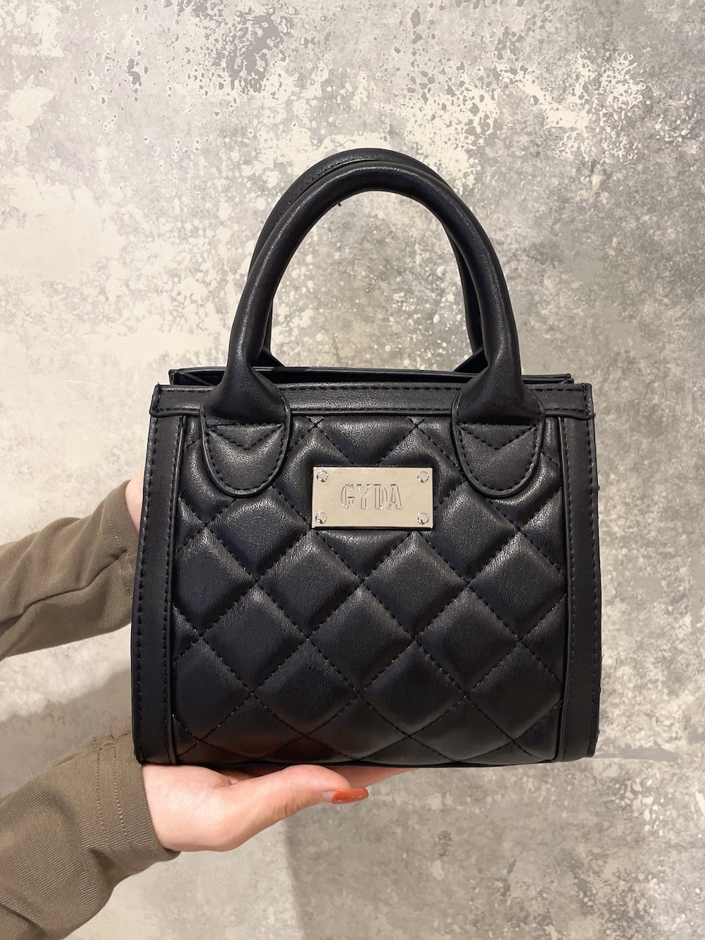 「GYDAのキルティングBOX BAG（ハンドバッグ、ブラック系）」を使った、ichiさん（レディース・156cm）の秋コーディネートの7枚目の写真
