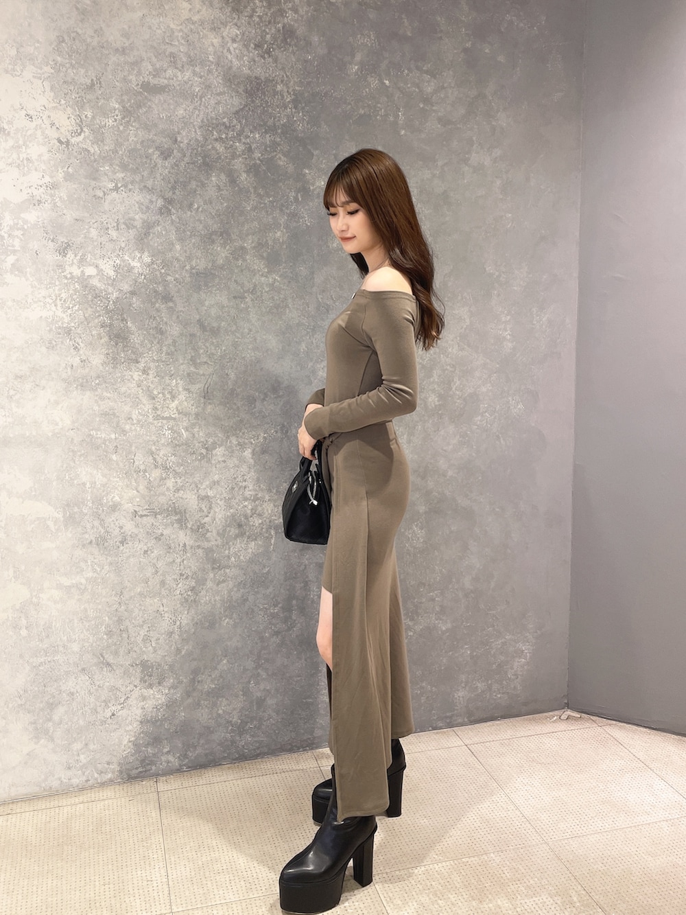 「GYDAのキルティングBOX BAG（ハンドバッグ、ブラック系）」を使った、ichiさん（レディース・156cm）の秋コーディネートの2枚目の写真