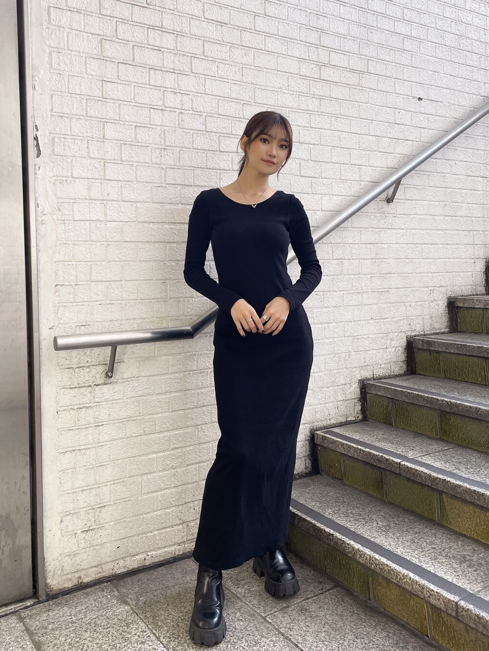 「GYDAのBACK OPENテレコワングワンピース（ワンピース、ブラック系）」を使った、ichiさん（レディース・156cm）の秋コーディネートの4枚目の写真