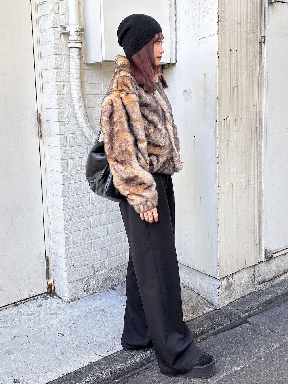 「GYDAのエコファーショートコート（その他アウター、ブラウン系）」を使った、ichiさん（レディース・156cm）の冬コーディネートの2枚目の写真