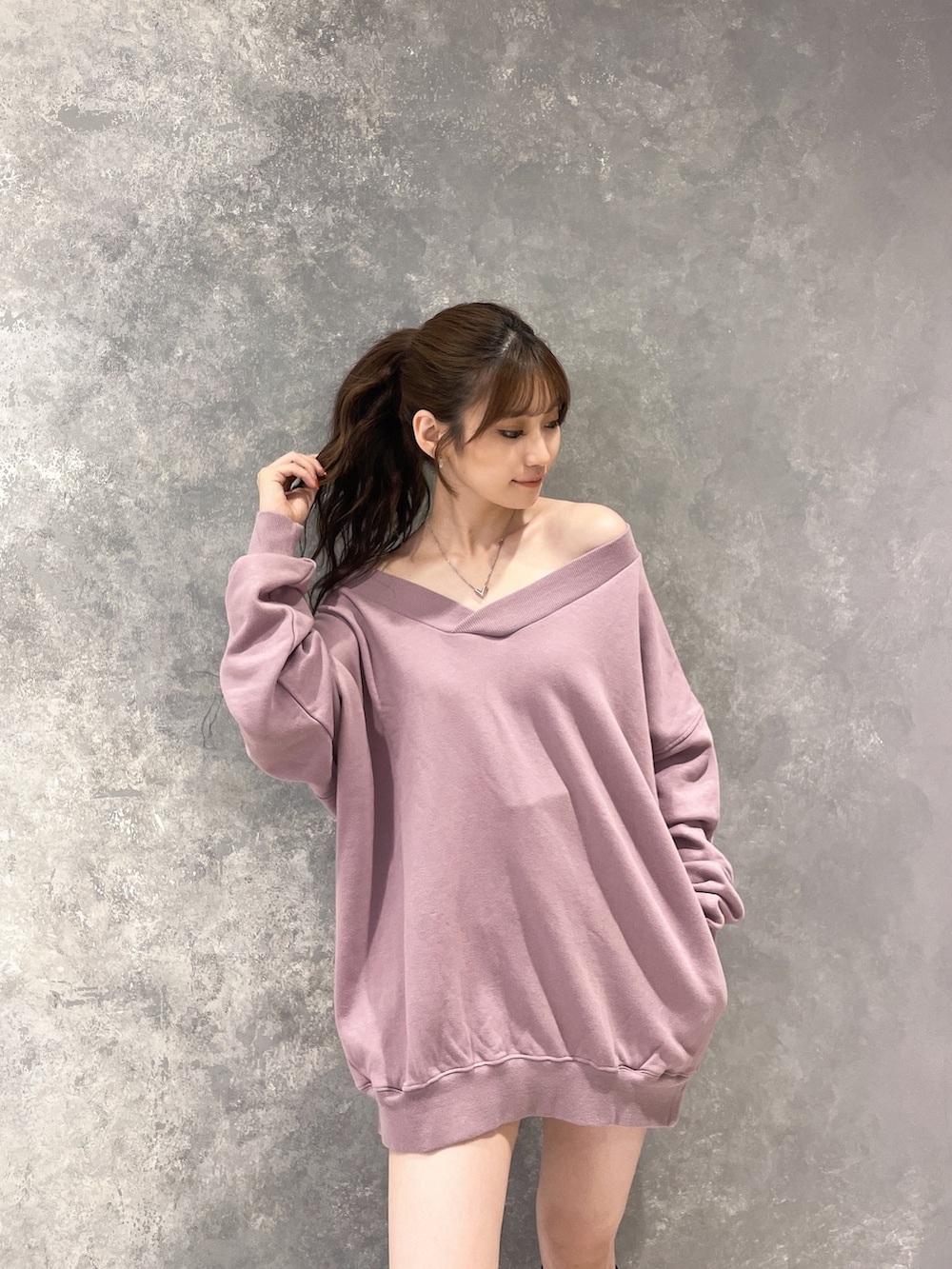 「GYDAのFEEL BUNNY VネックスウェットTOPS（スウェット、ピンク系）」を使った、ichiさん（レディース・156cm）の秋コーディネートの4枚目の写真