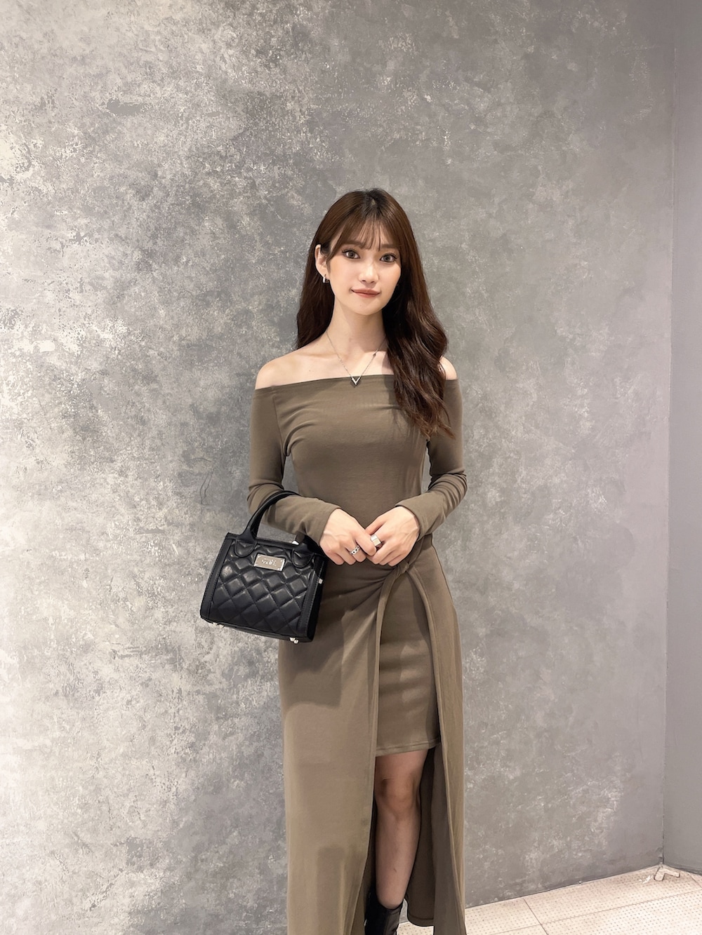 「GYDAのキルティングBOX BAG（ハンドバッグ、ブラック系）」を使った、ichiさん（レディース・156cm）の秋コーディネートの4枚目の写真