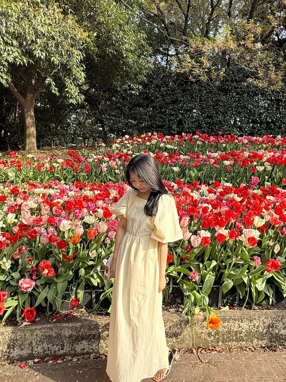 ホワイト系のワンピース/ドレス、ゴールド系のサンダルを着用したレディースの冬コーディネートの2枚目の写真