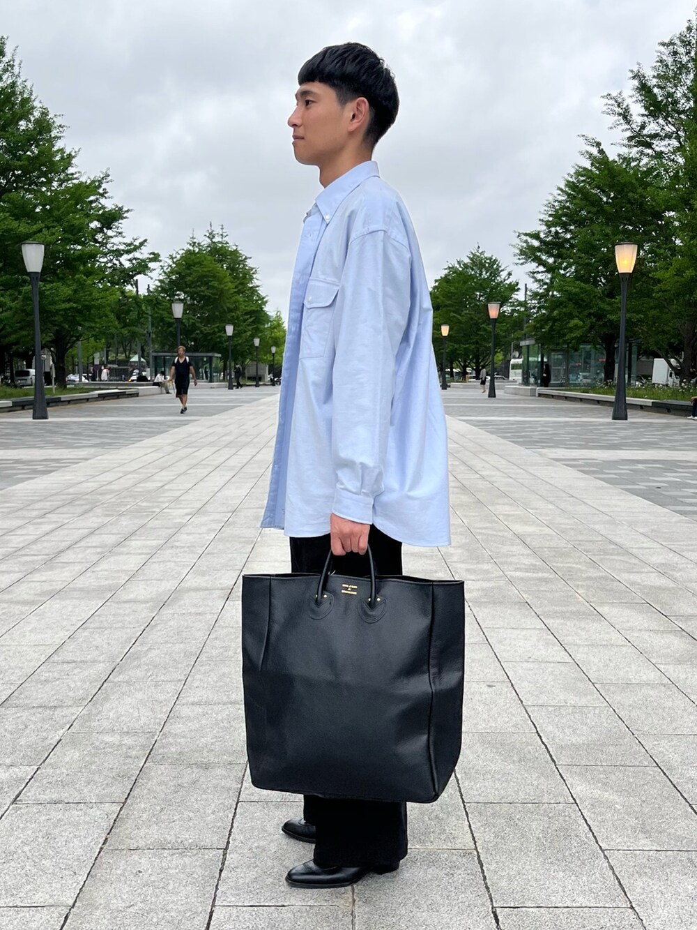 ブラック系のブーツ、ブラック系のカーゴパンツ、ブラック系のトートバッグを着用したメンズの春コーディネートの2枚目の写真