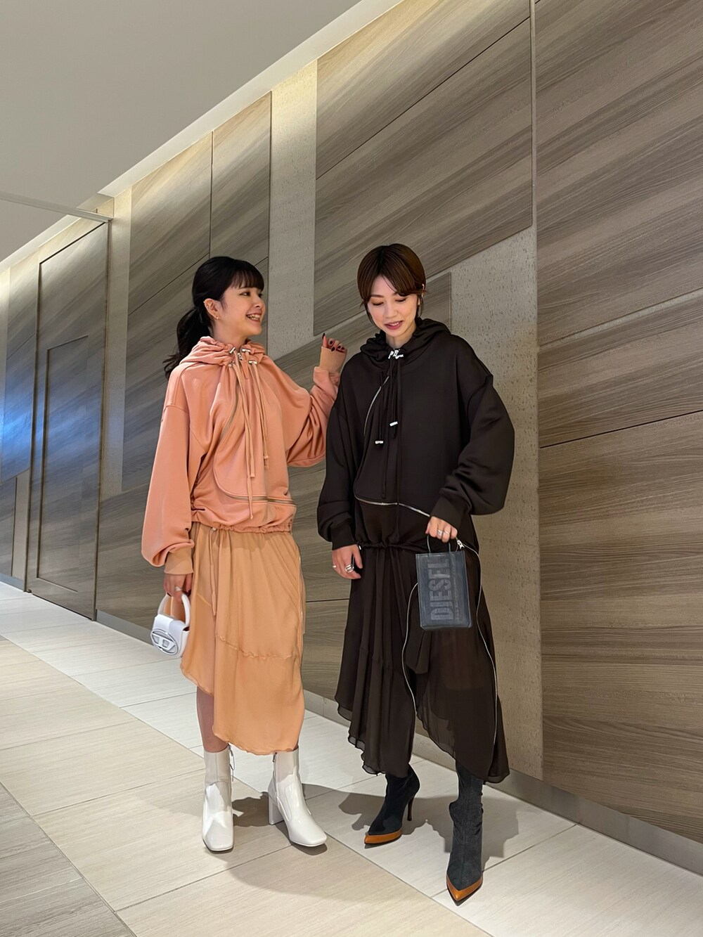 ホワイト系のブーツ、ホワイト系のショルダーバッグを着用したレディースの秋コーディネートの2枚目の写真